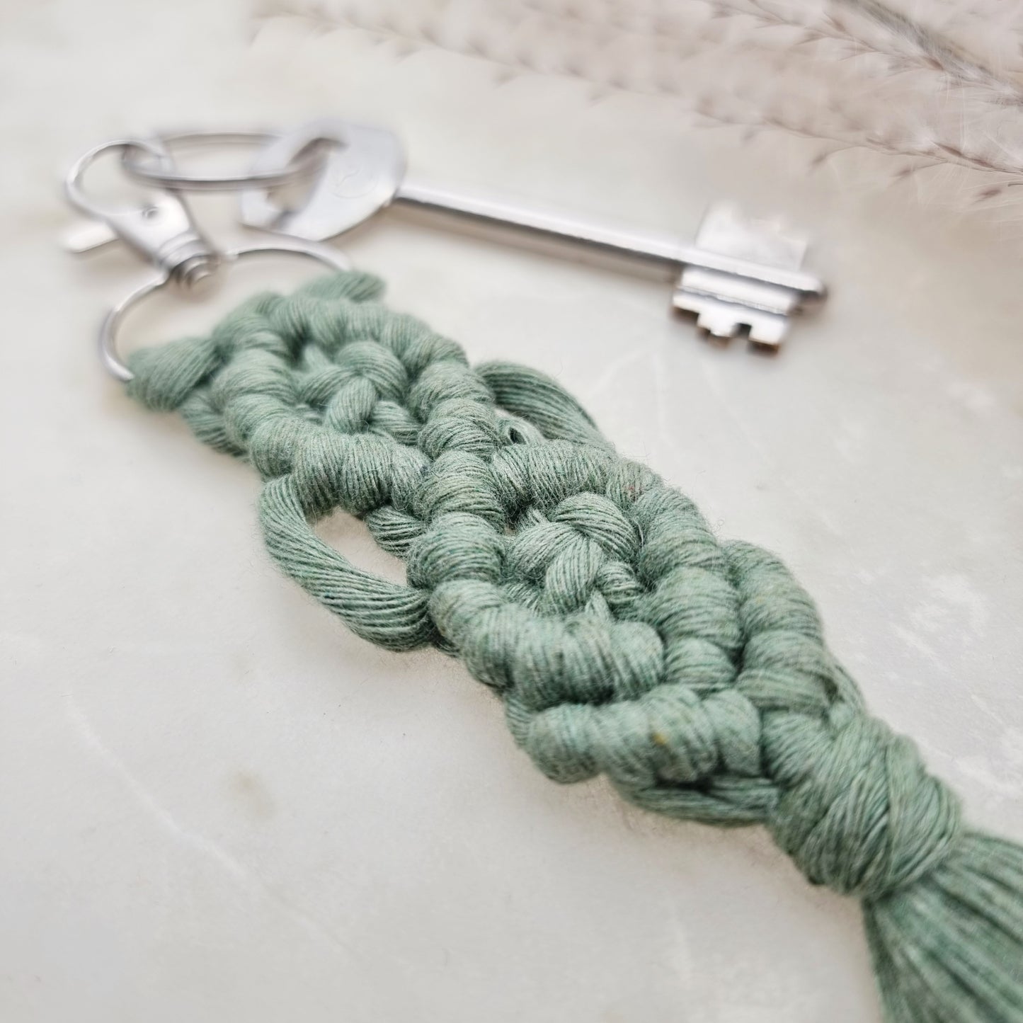 Portachiavi in Macramé Boho Chic – Verde Eucalipto