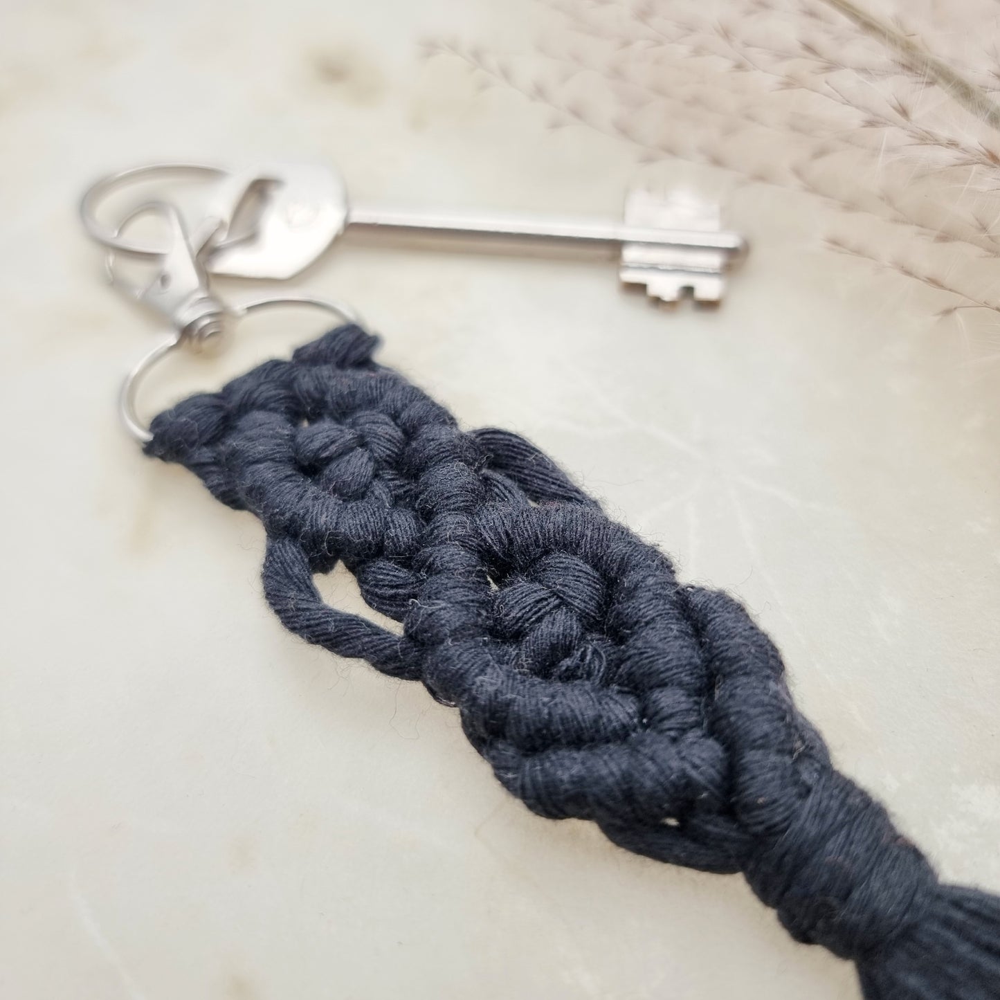 Portachiavi in Macramé Boho Chic – Nero